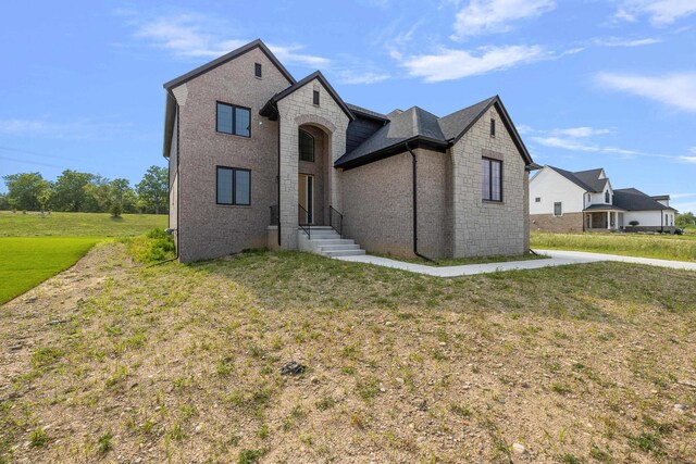 view of front of property with a front yard