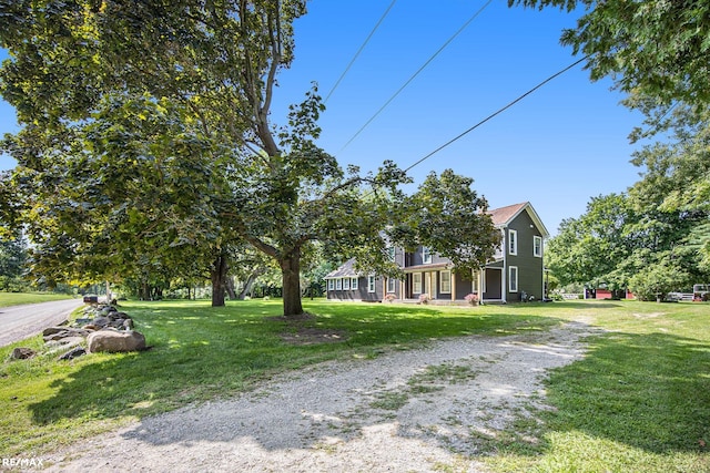 view of front of property featuring a front yard