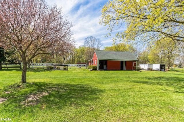 view of yard featuring an outbuilding