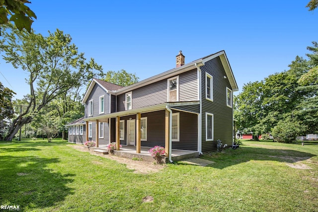 view of front of property featuring a front lawn