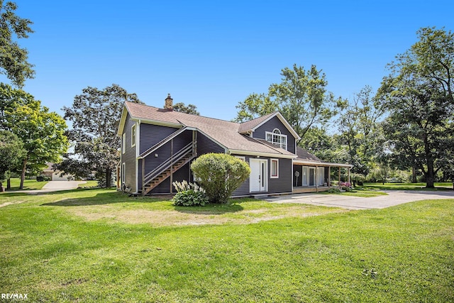 view of front of house featuring a front lawn