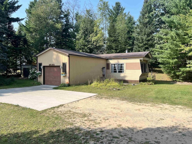 view of front facade featuring driveway, a front lawn, and an attached garage