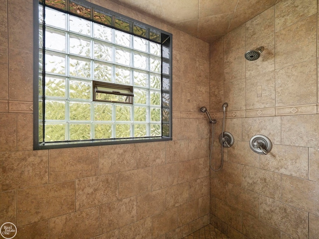 bathroom featuring a tile shower