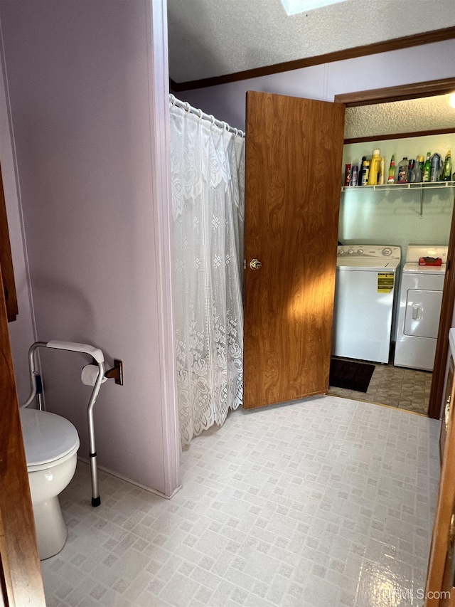 bathroom featuring a shower with shower curtain, independent washer and dryer, a textured ceiling, and toilet