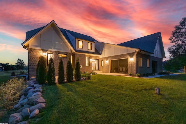 view of front of property featuring a yard