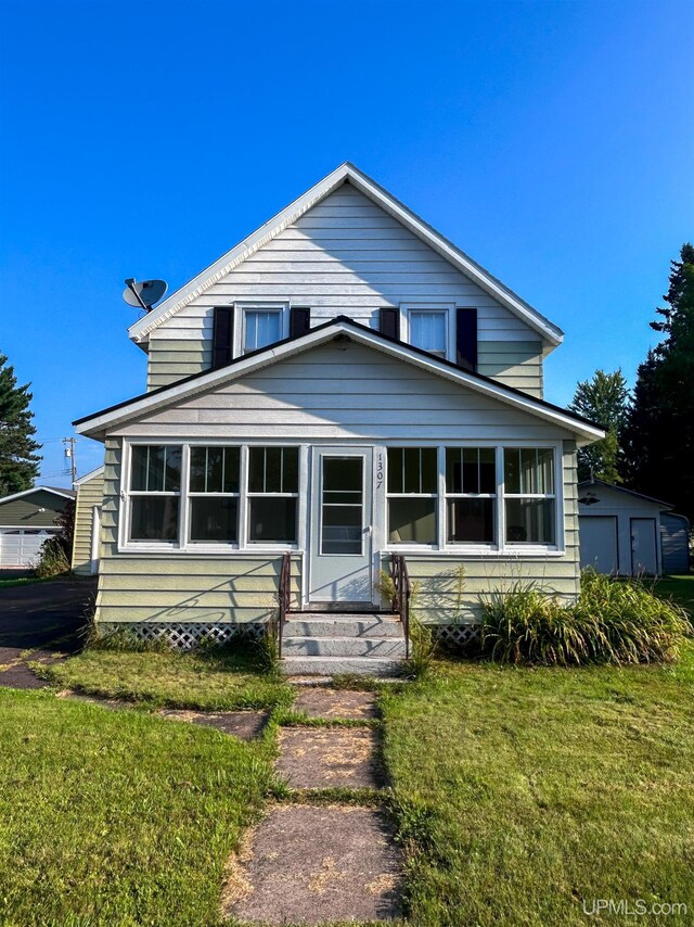 view of front facade featuring a front yard