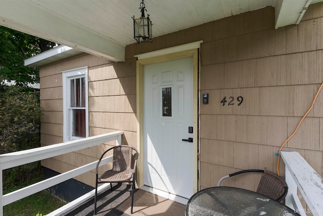 property entrance featuring a balcony