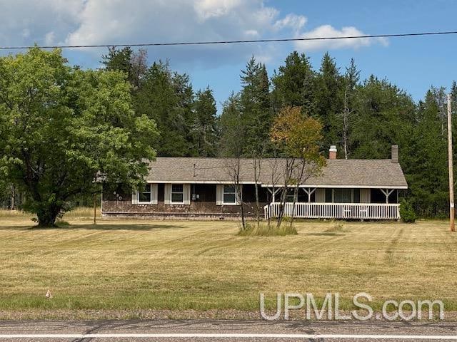 ranch-style home featuring a front lawn