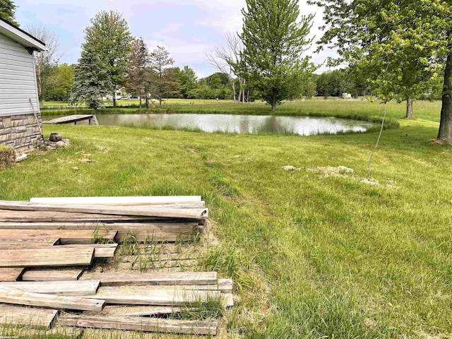 view of yard featuring a water view