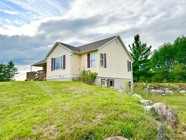 view of front facade with a front yard