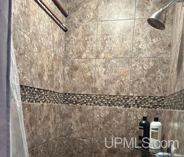 room details featuring a tile shower