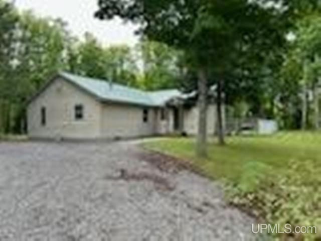 view of front of property with a front yard