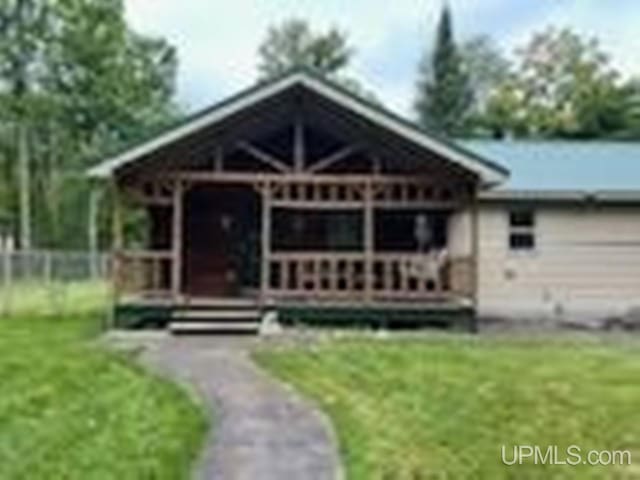 view of front of home with a front yard