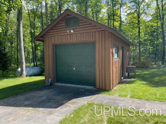 detached garage featuring driveway