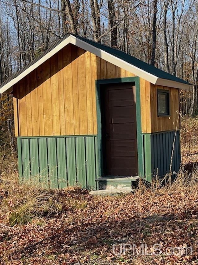 view of outdoor structure featuring an outbuilding