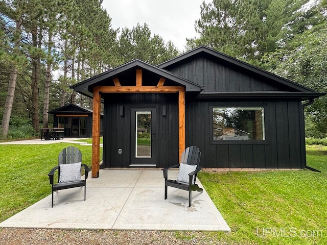 view of outdoor structure with a yard