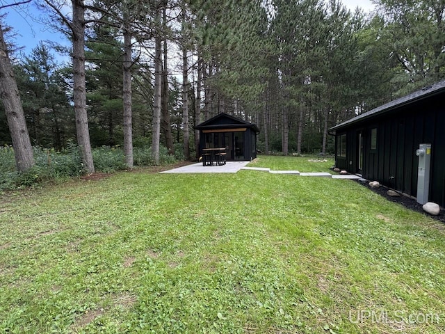 view of yard with a patio