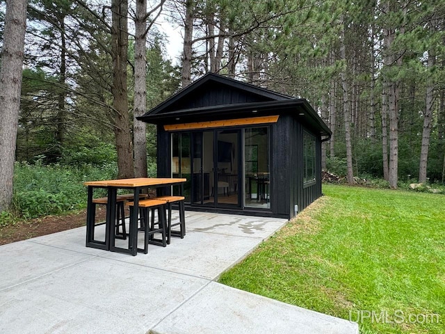 view of outbuilding featuring a yard