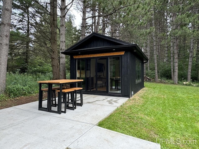view of outdoor structure
