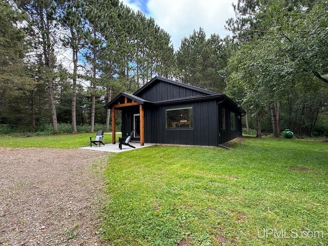 view of outdoor structure featuring a yard