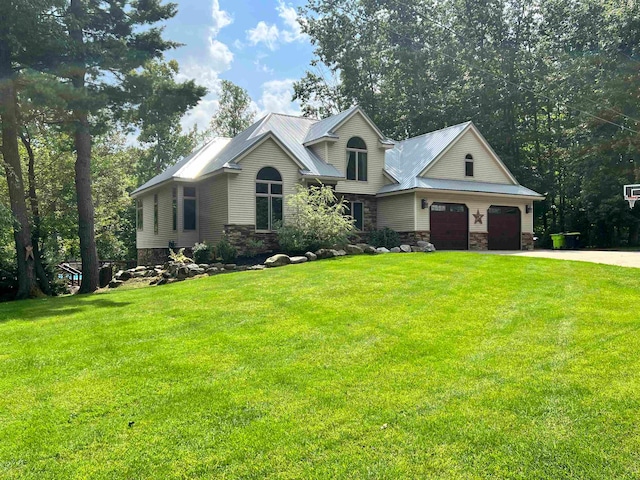 view of front of home featuring a front yard and a garage