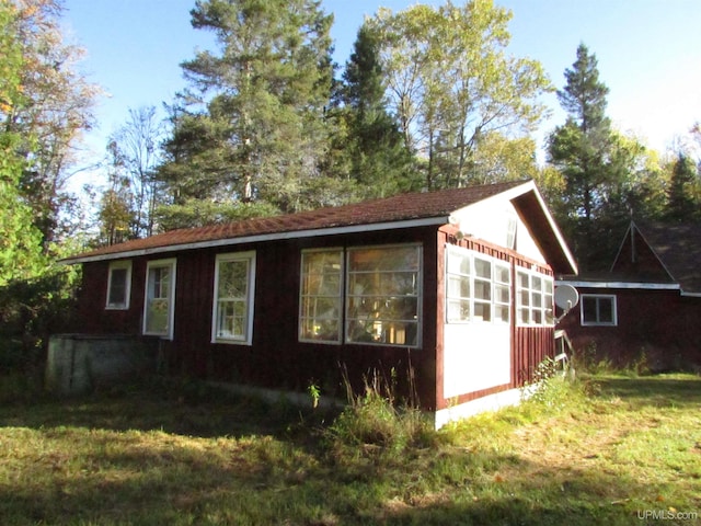 view of side of property featuring a lawn