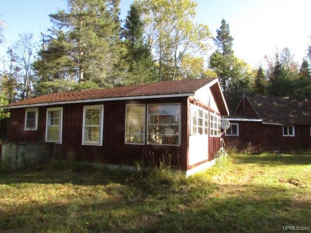 view of side of property featuring a yard