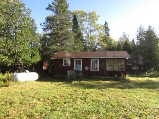 view of front facade with a front yard