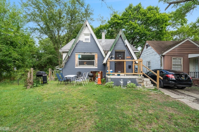 view of front of home with a front lawn