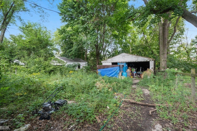 view of yard featuring an outbuilding