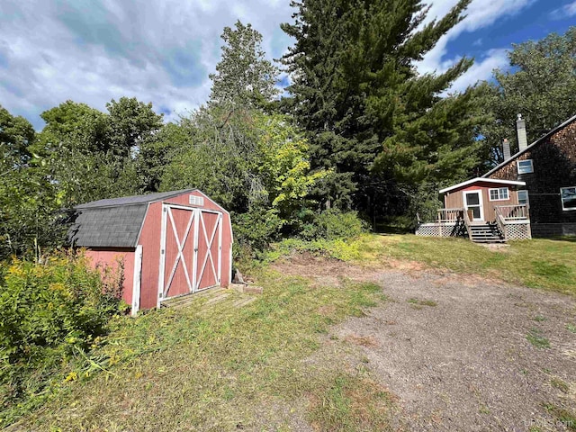 view of yard with a storage shed