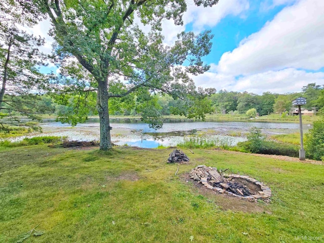 view of yard featuring a water view