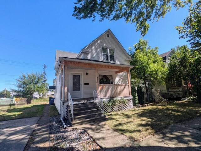 view of front facade featuring a front lawn and a porch