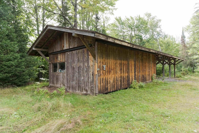 view of outdoor structure with a yard