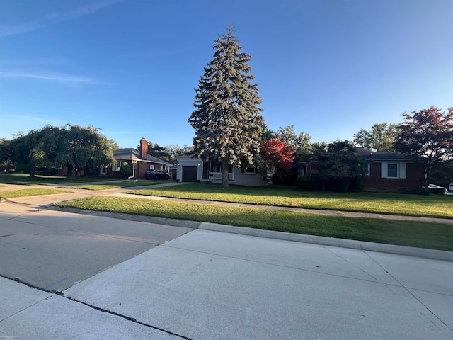 view of front of home featuring a front yard