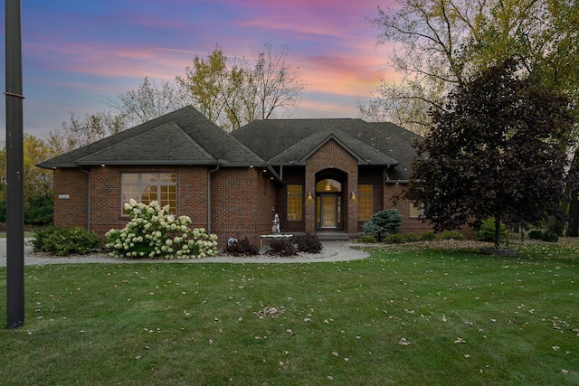 view of front facade featuring a yard