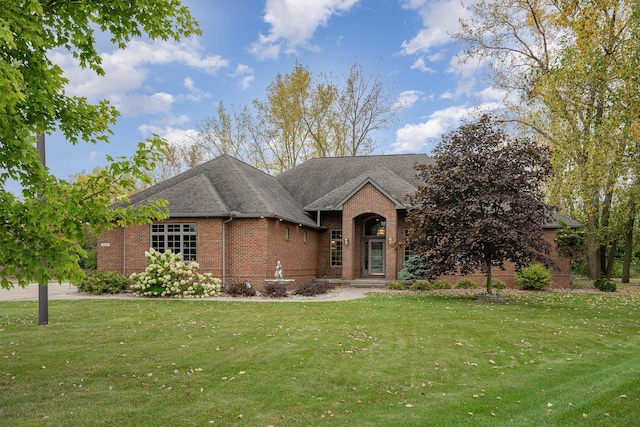 view of front facade with a front yard