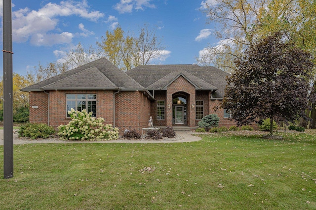 view of front facade with a front yard