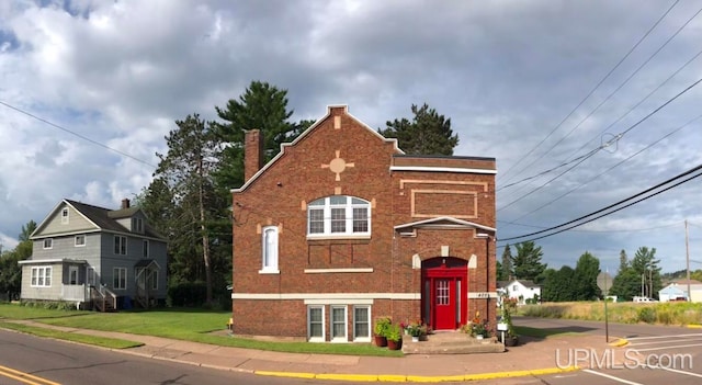 view of front facade featuring a front yard