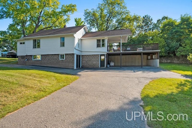 view of front of house with a front lawn