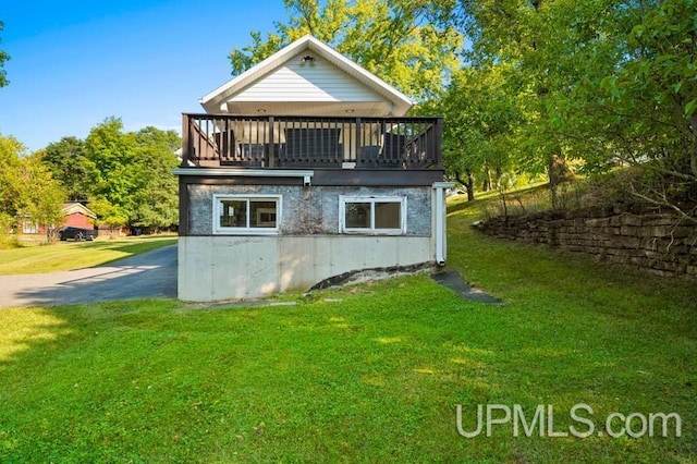 view of outdoor structure featuring a yard