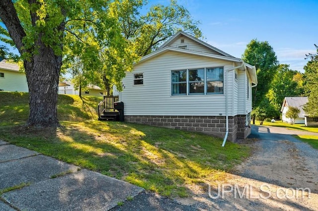 view of side of property featuring a lawn