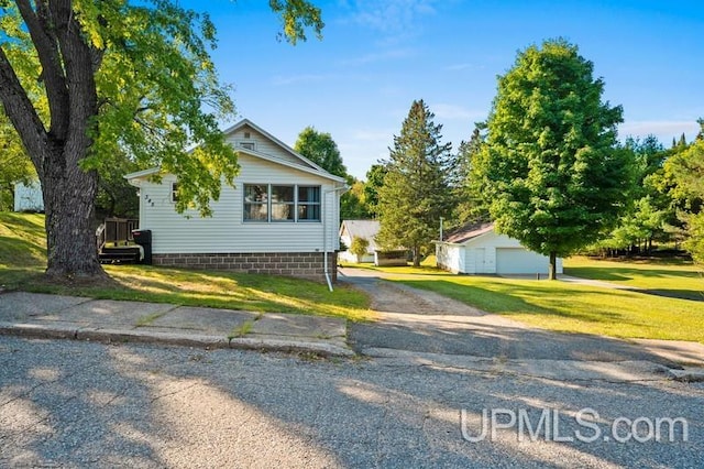 view of front facade with a garage and a front lawn