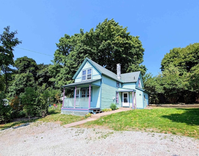 view of front of home featuring a front lawn and covered porch