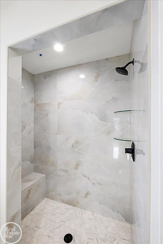 bathroom featuring a tile shower