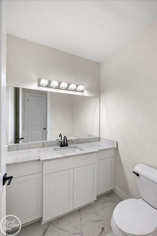 bathroom with a shower with door, vanity, and toilet