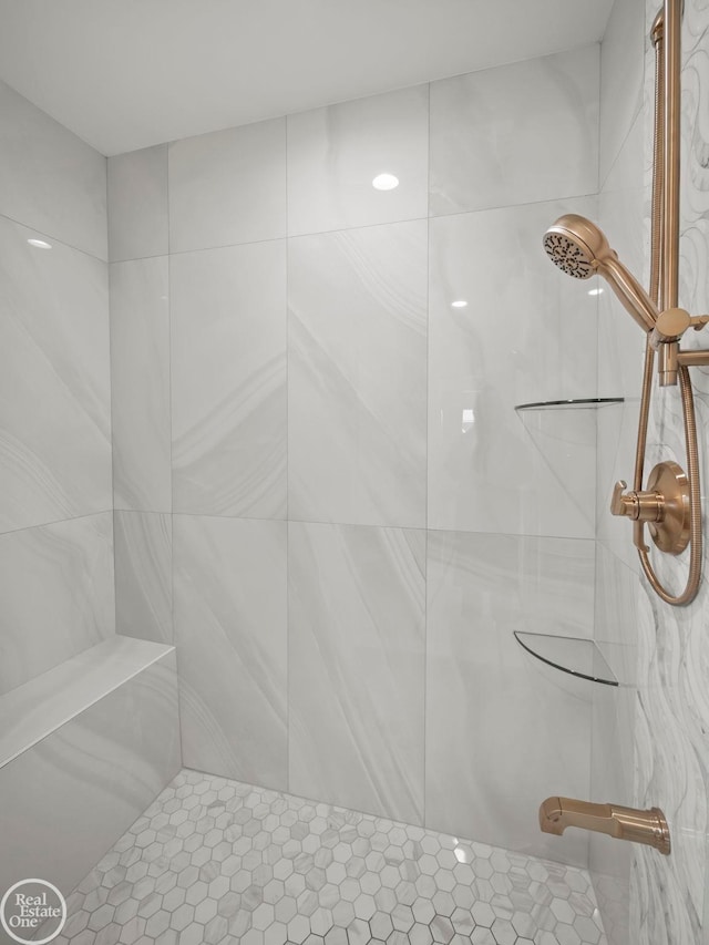 bathroom featuring tiled shower