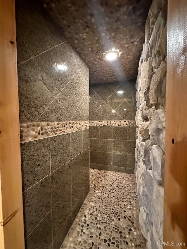 bathroom featuring tiled shower