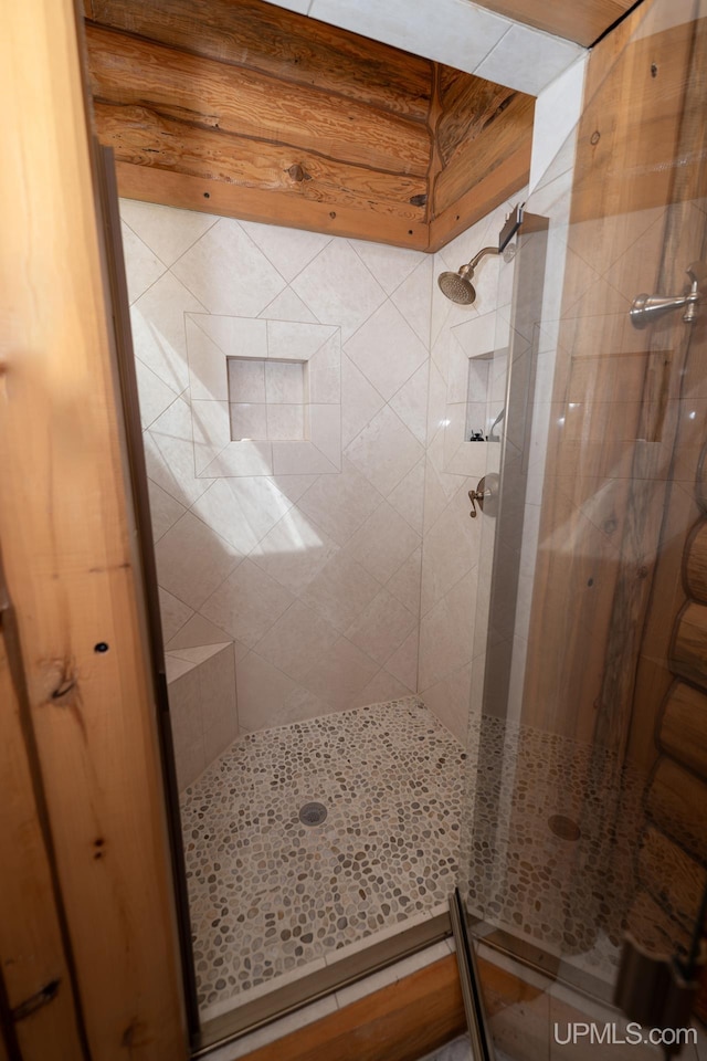 bathroom featuring a tile shower