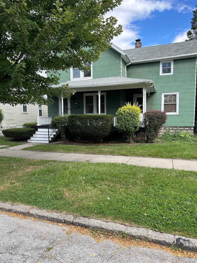 view of front of property featuring a front lawn